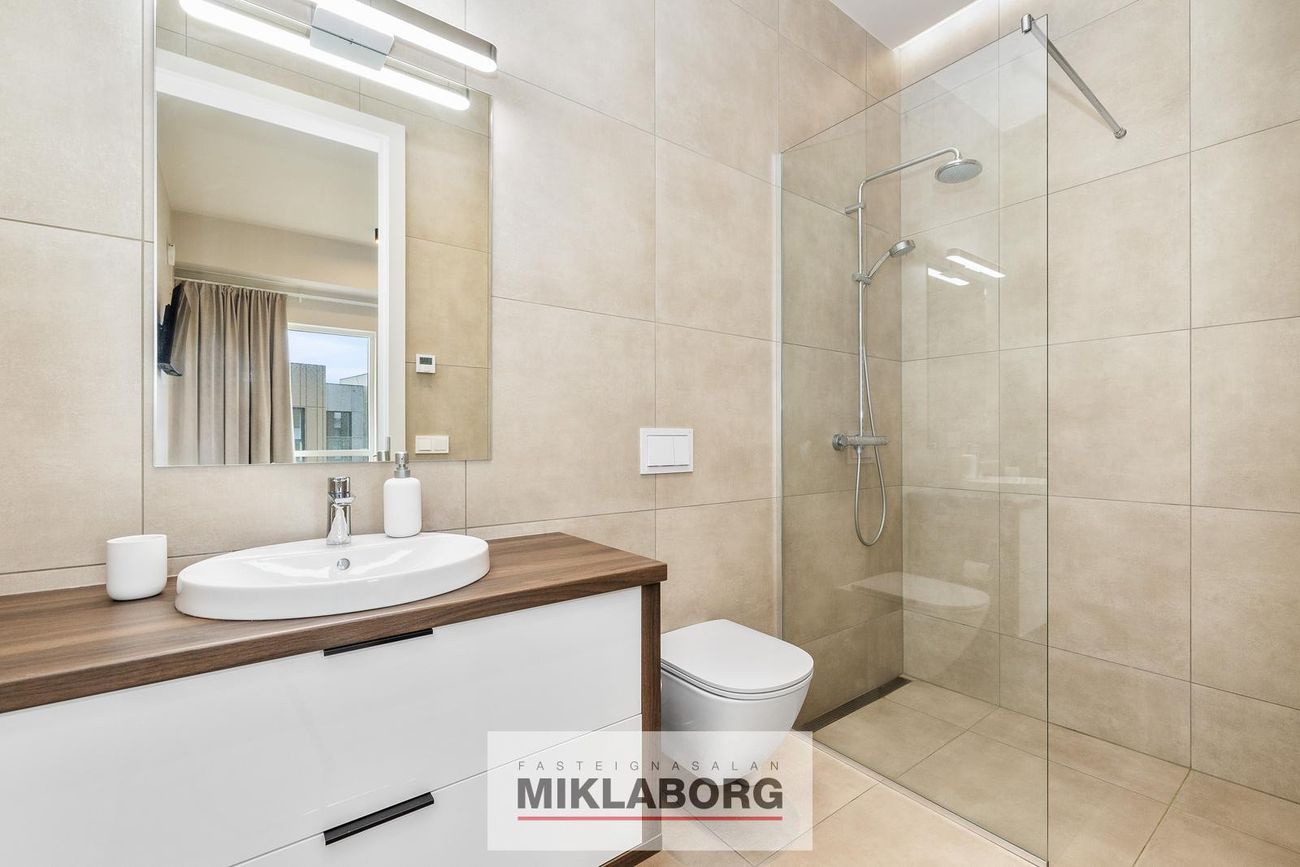 Grensásvegur 1E, 108 Reykjavík