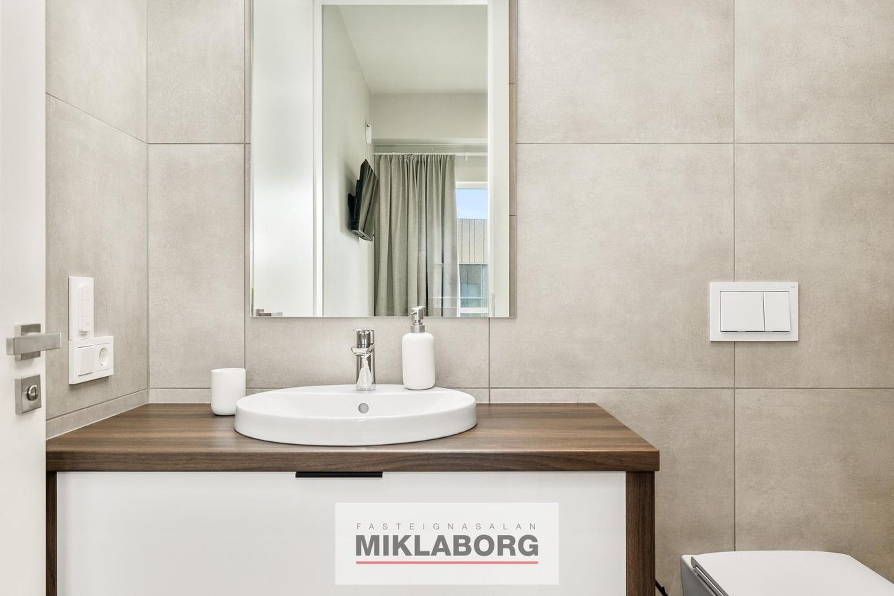 Grensásvegur 1E, 108 Reykjavík