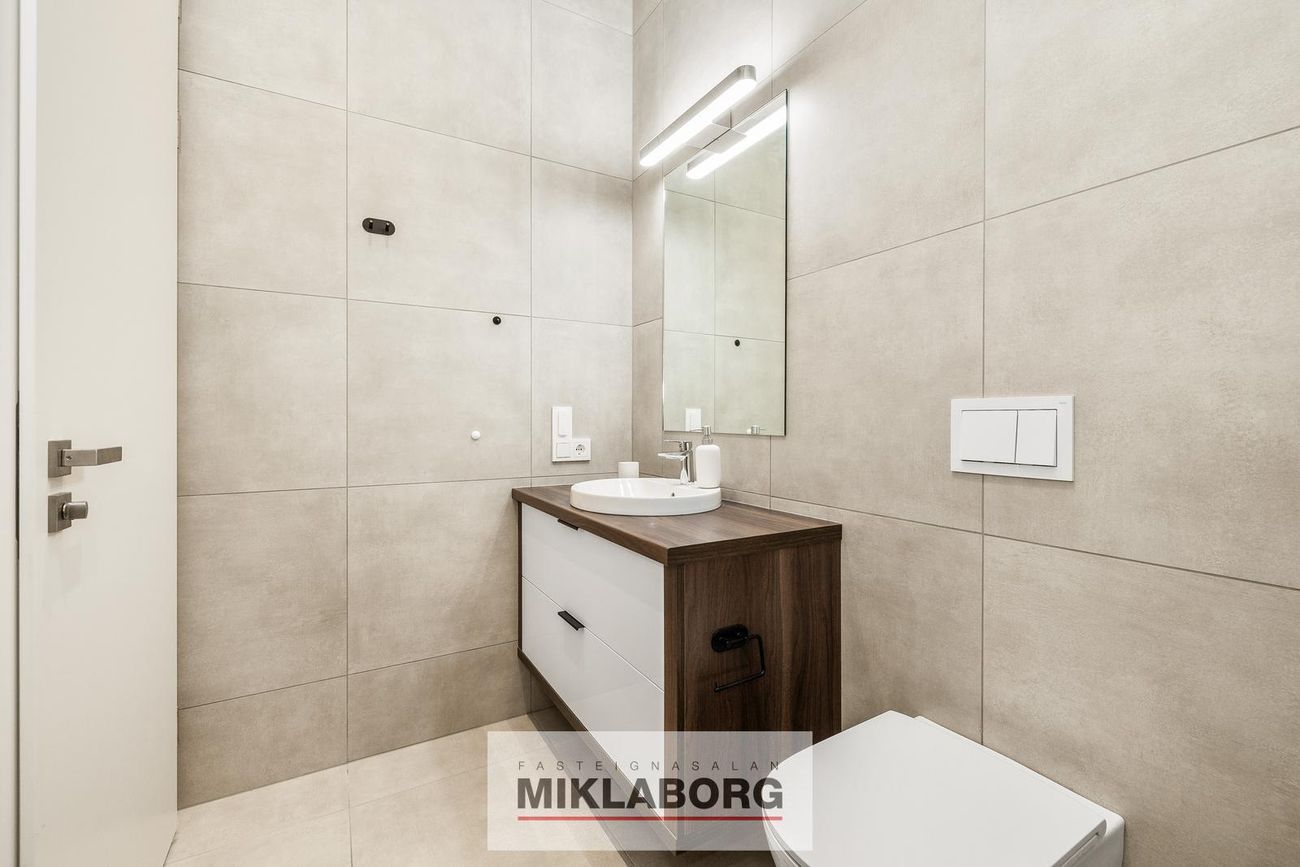 Grensásvegur 1E, 108 Reykjavík