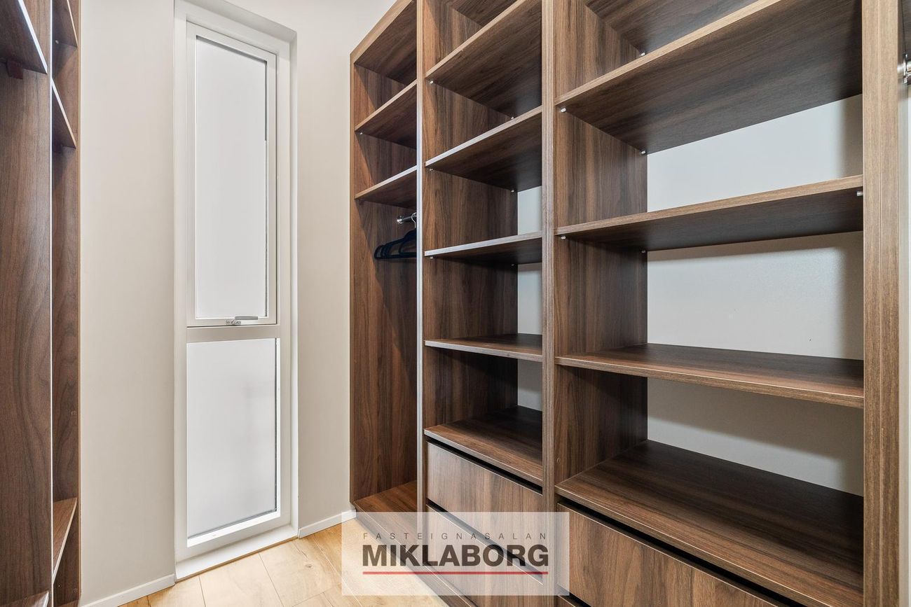 Grensásvegur 1E, 108 Reykjavík