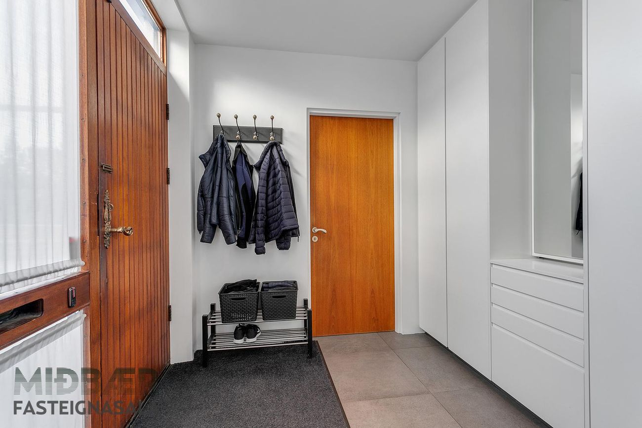 Laugarásvegur 62, 104 Reykjavík