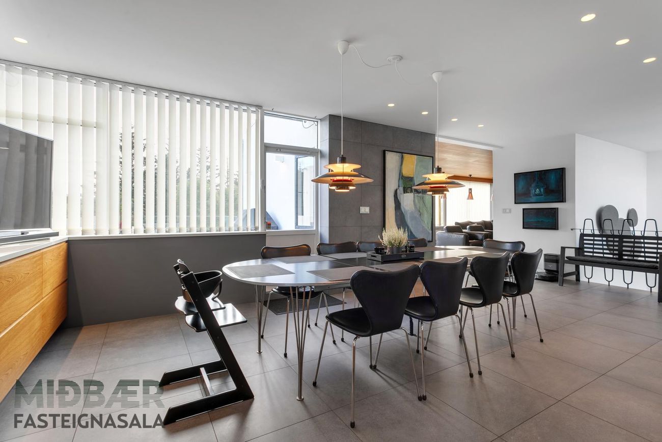 Laugarásvegur 62, 104 Reykjavík