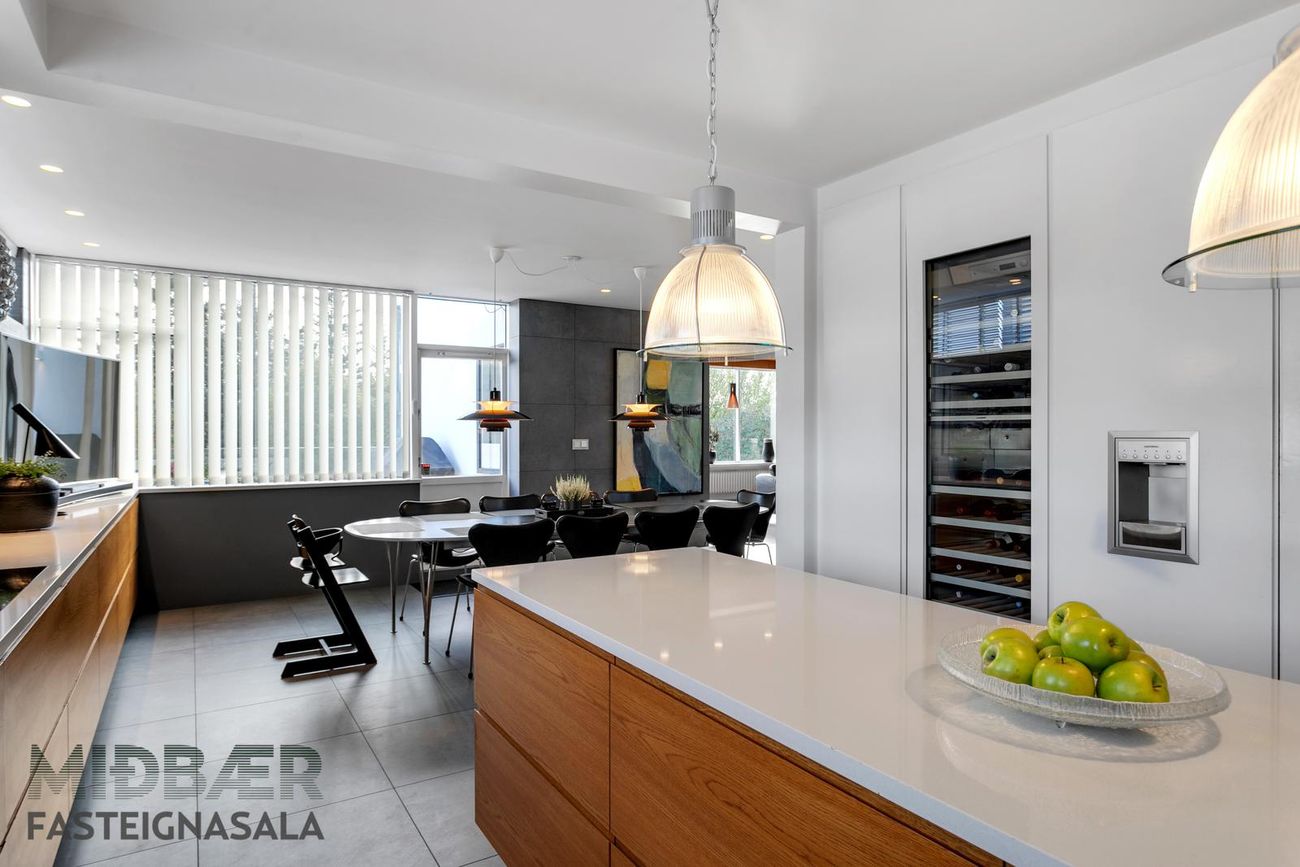 Laugarásvegur 62, 104 Reykjavík