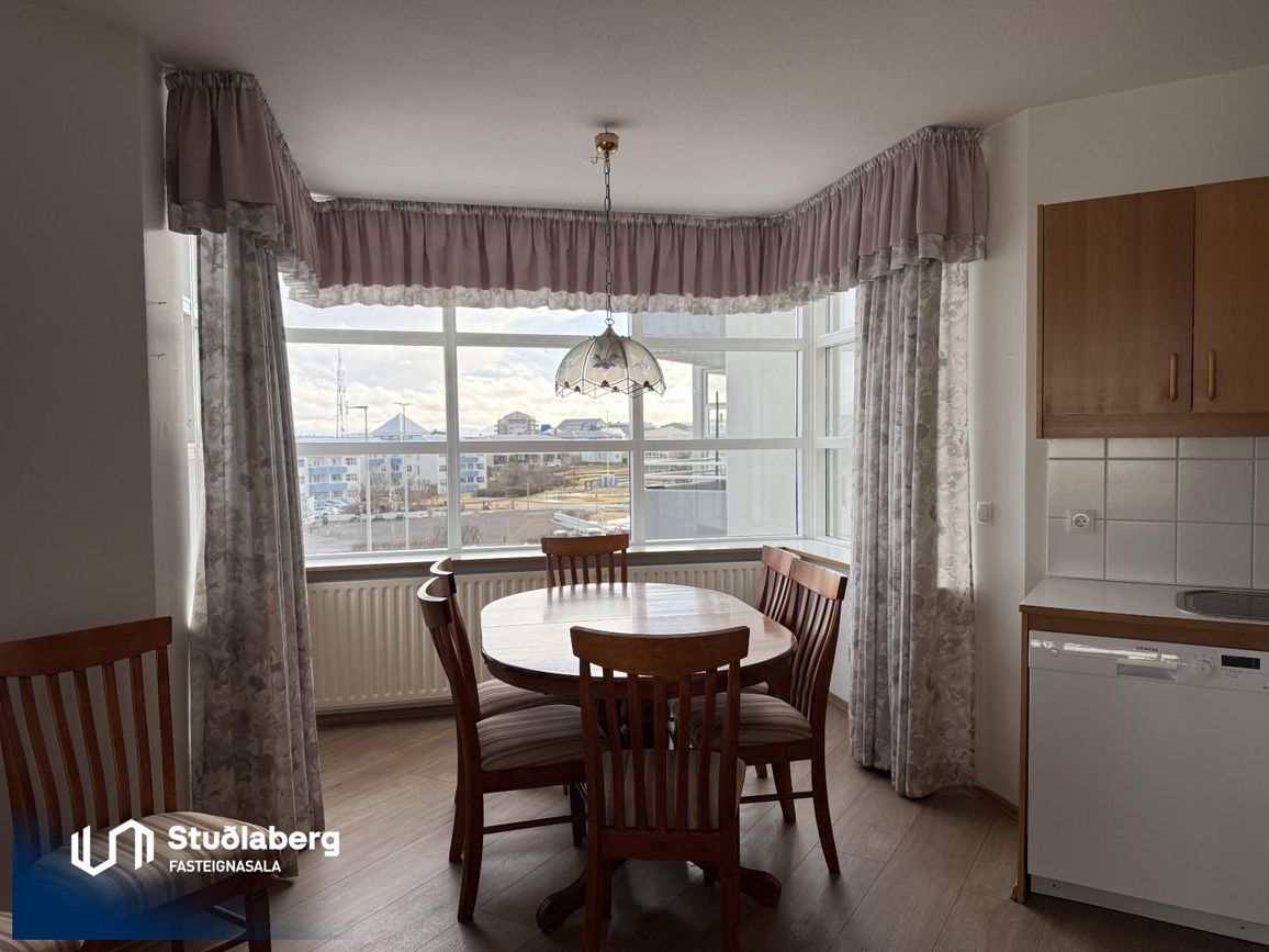 Kirkjuvegur 1, 230 Reykjanesbær