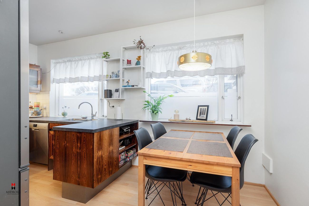 Hagamelur 52, 107 Reykjavík