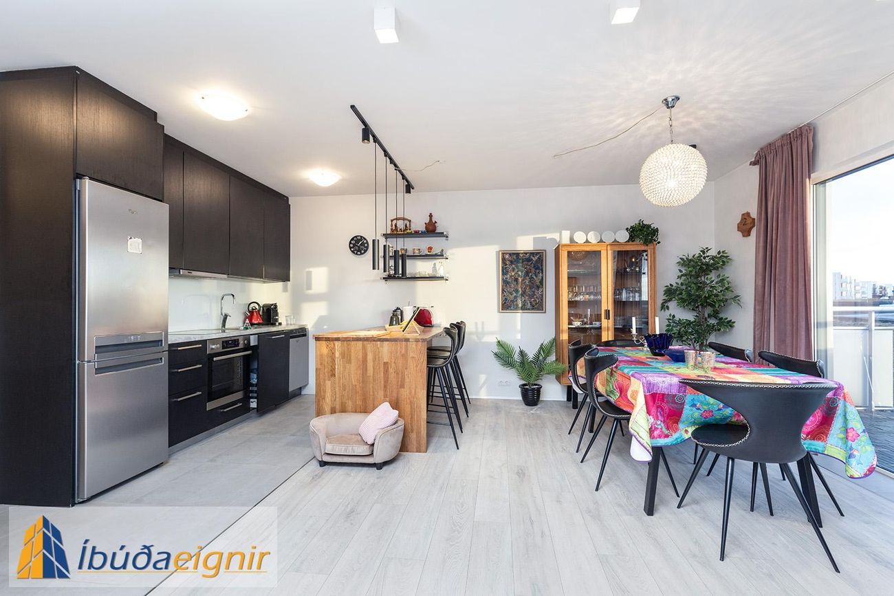 Dalsbraut 18, 260 Reykjanesbær