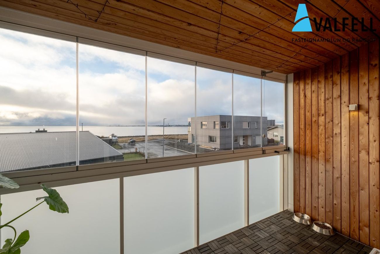 Krossvellir 2 - 0204, 301 Hval