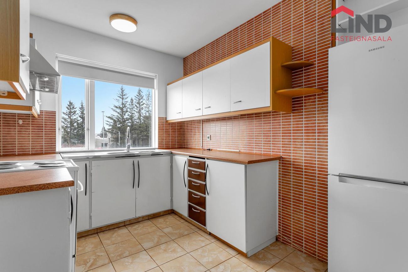 Grensásvegur 56 - 0104, 108 Reykjavík