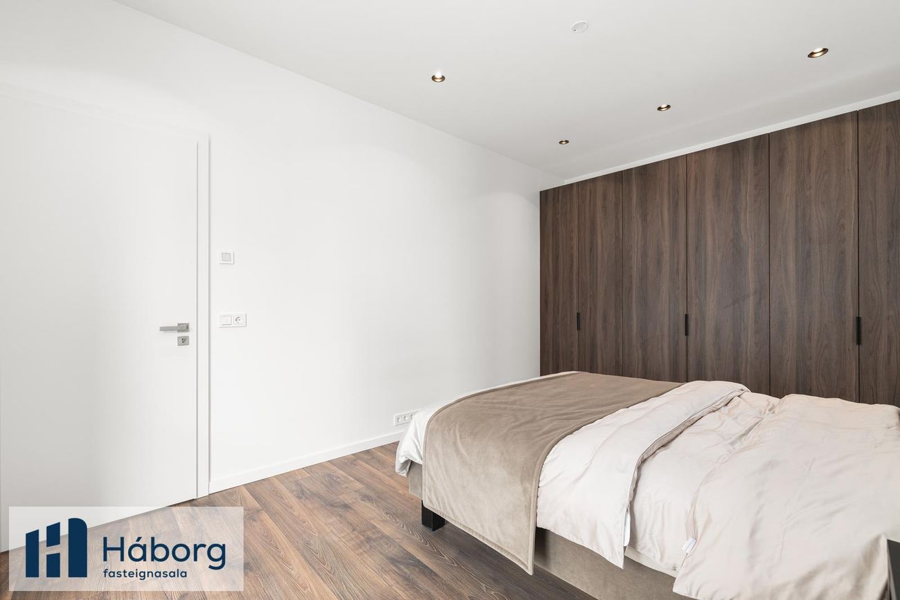 Grensásvegur 1B, 108 Reykjavík