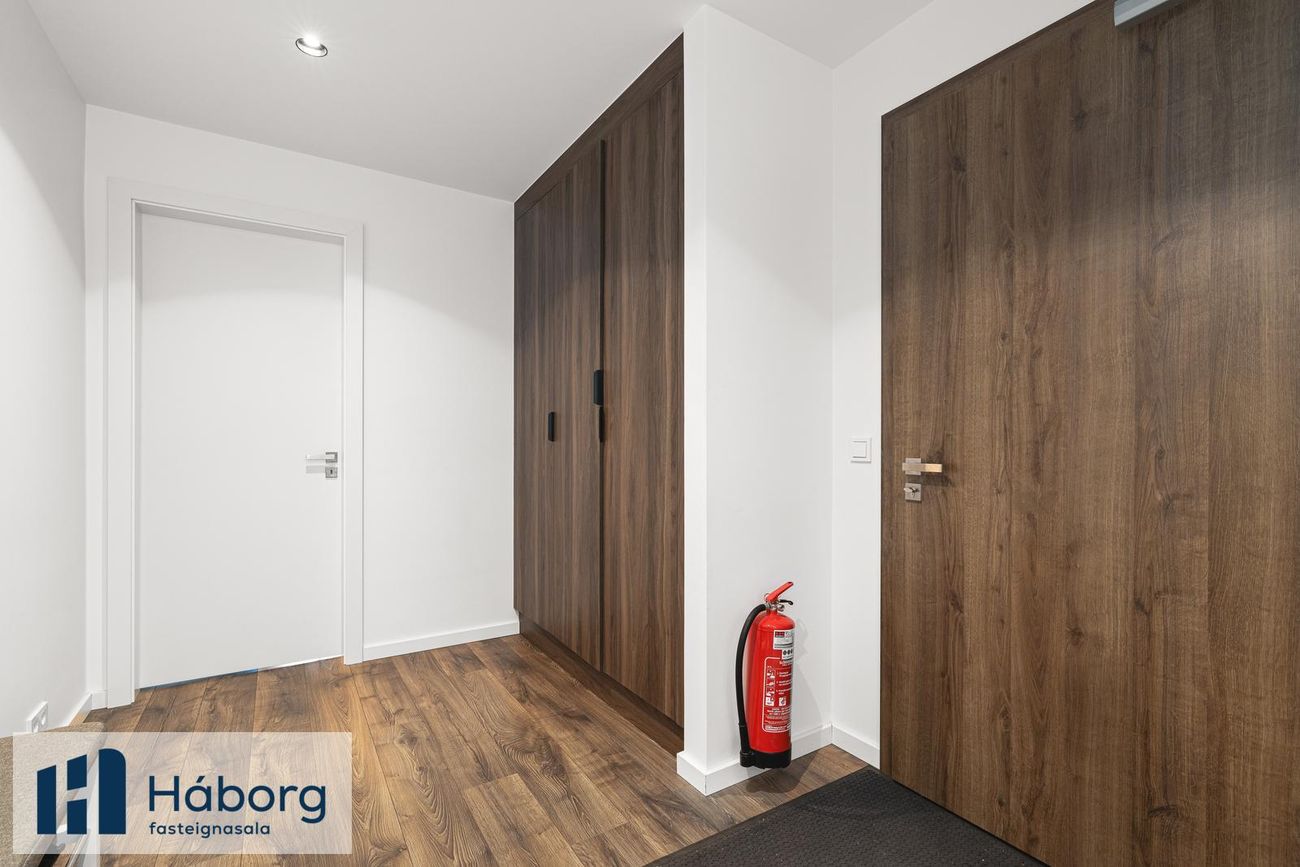 Grensásvegur 1B, 108 Reykjavík