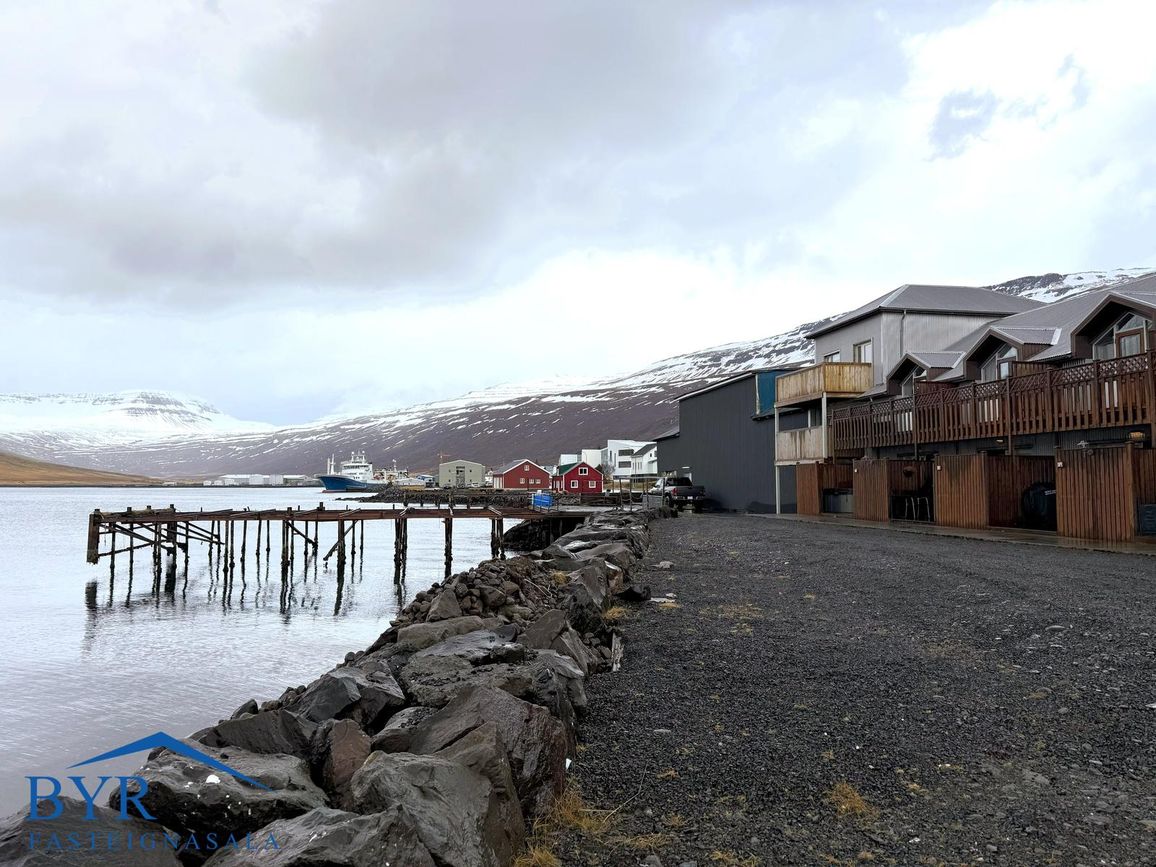 Strandgata 64, 735 Fjarða