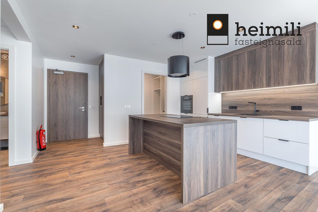 Grensásvegur 1F, 108 Reykjavík