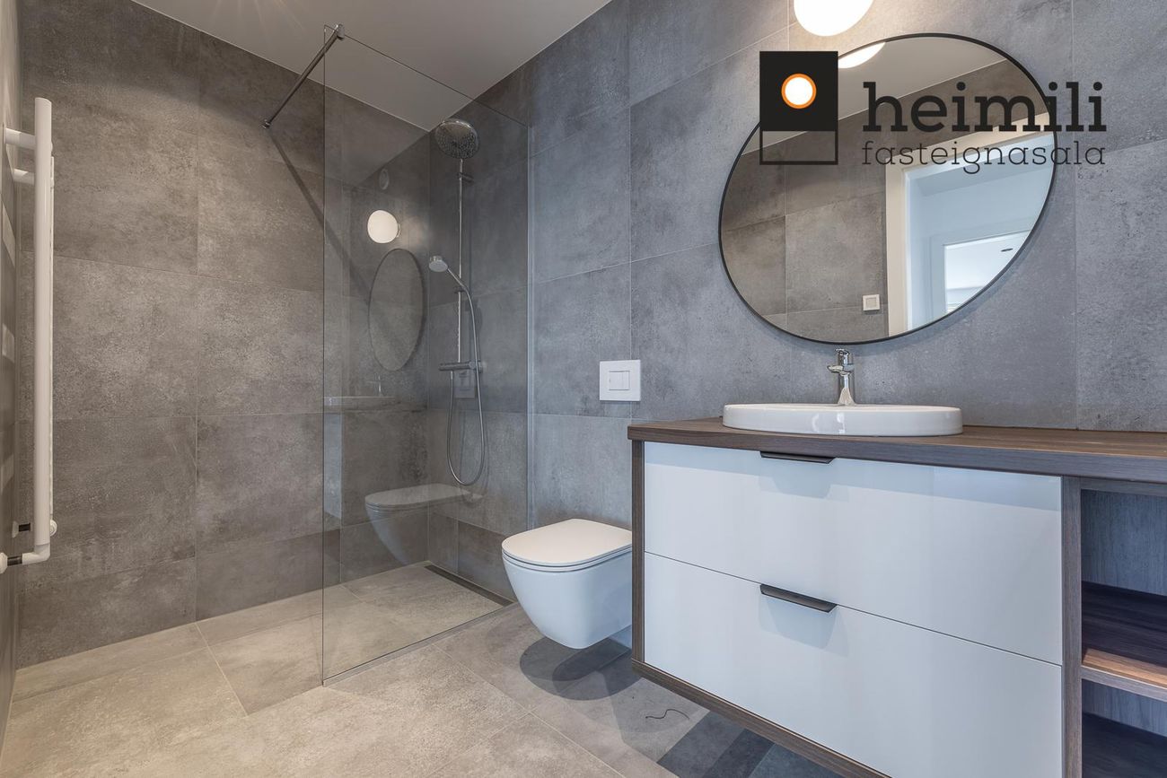 Grensásvegur 1F, 108 Reykjavík