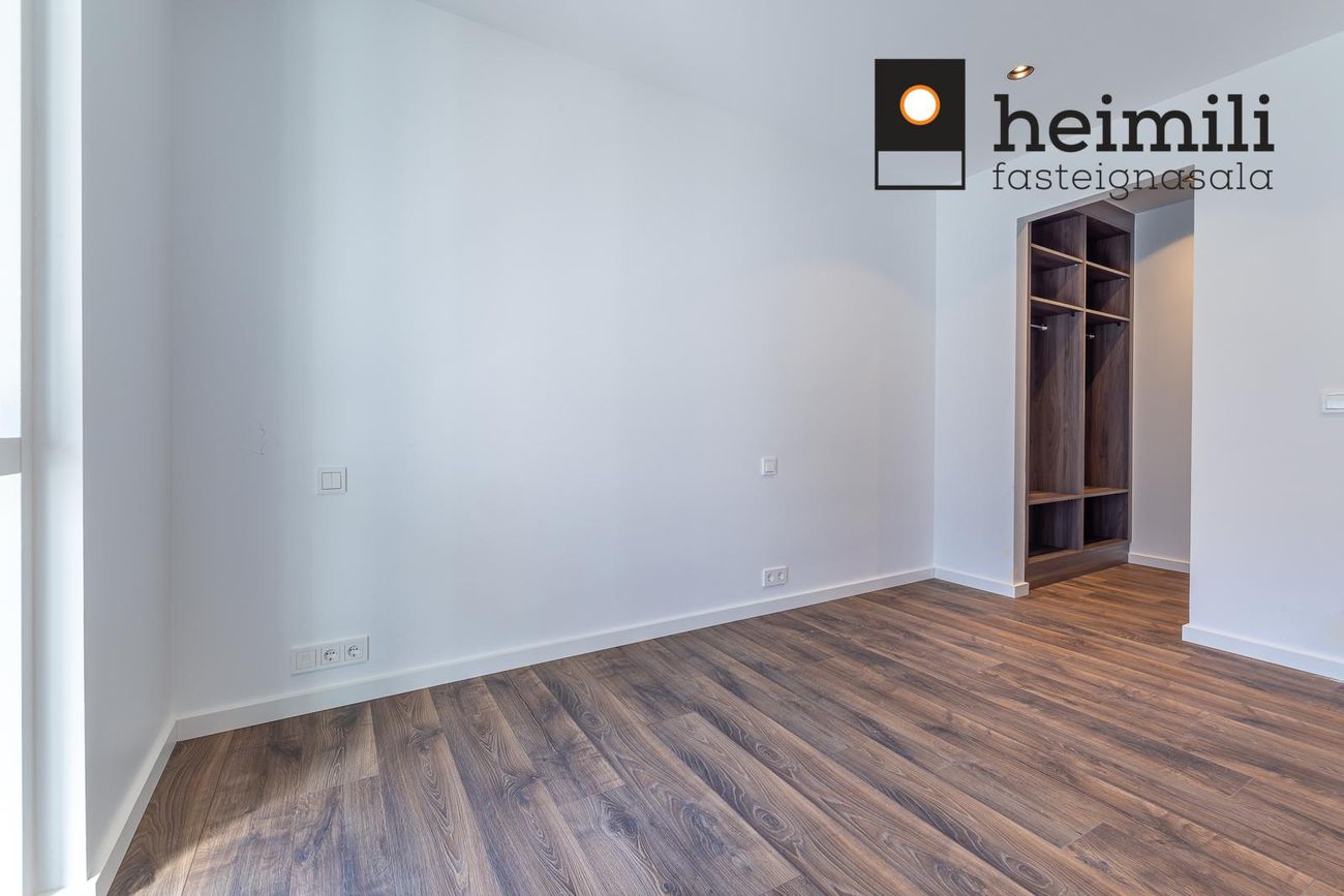 Grensásvegur 1F, 108 Reykjavík
