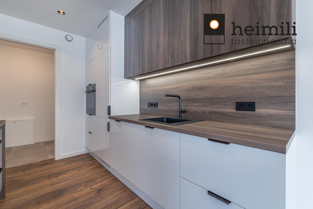 Grensásvegur 1F, 108 Reykjavík