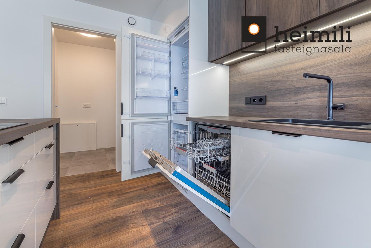 Grensásvegur 1F, 108 Reykjavík