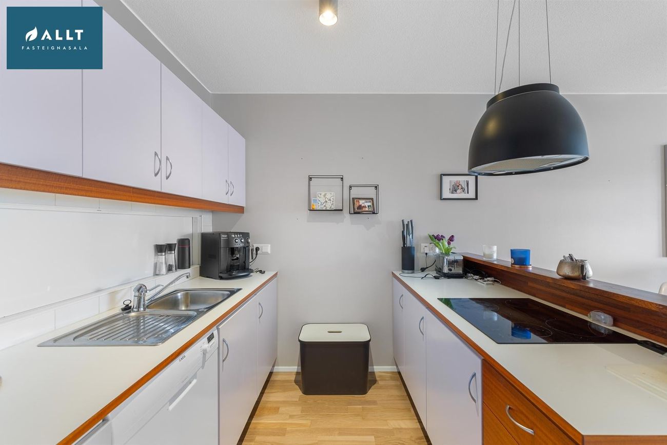 Vallarbraut 6, 260 Reykjanesbær