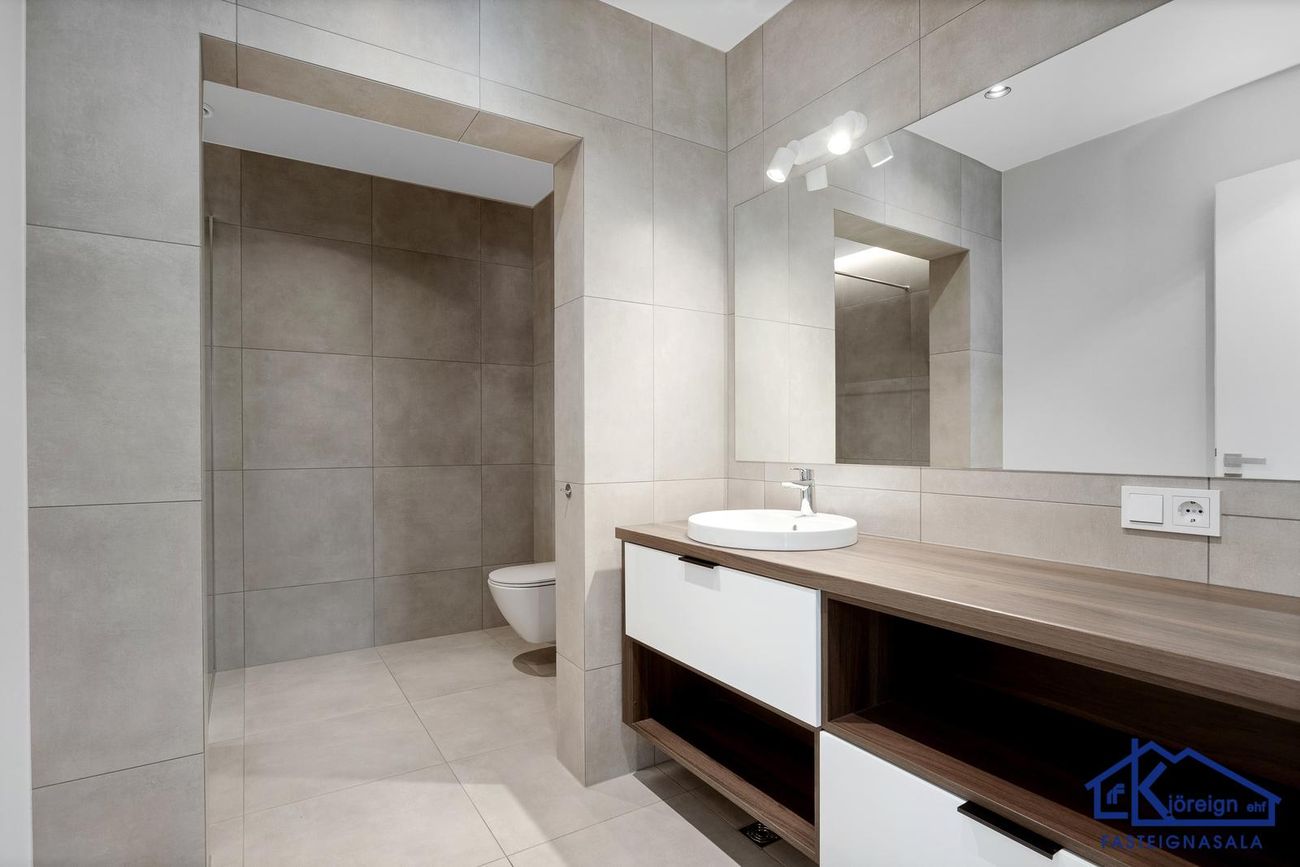 Grensásvegur 1E, 108 Reykjavík