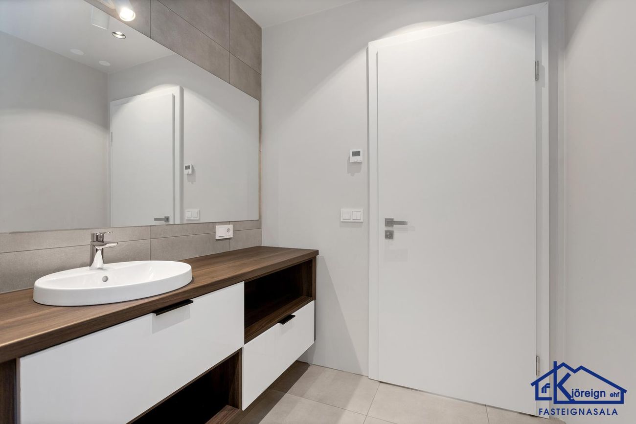 Grensásvegur 1E, 108 Reykjavík