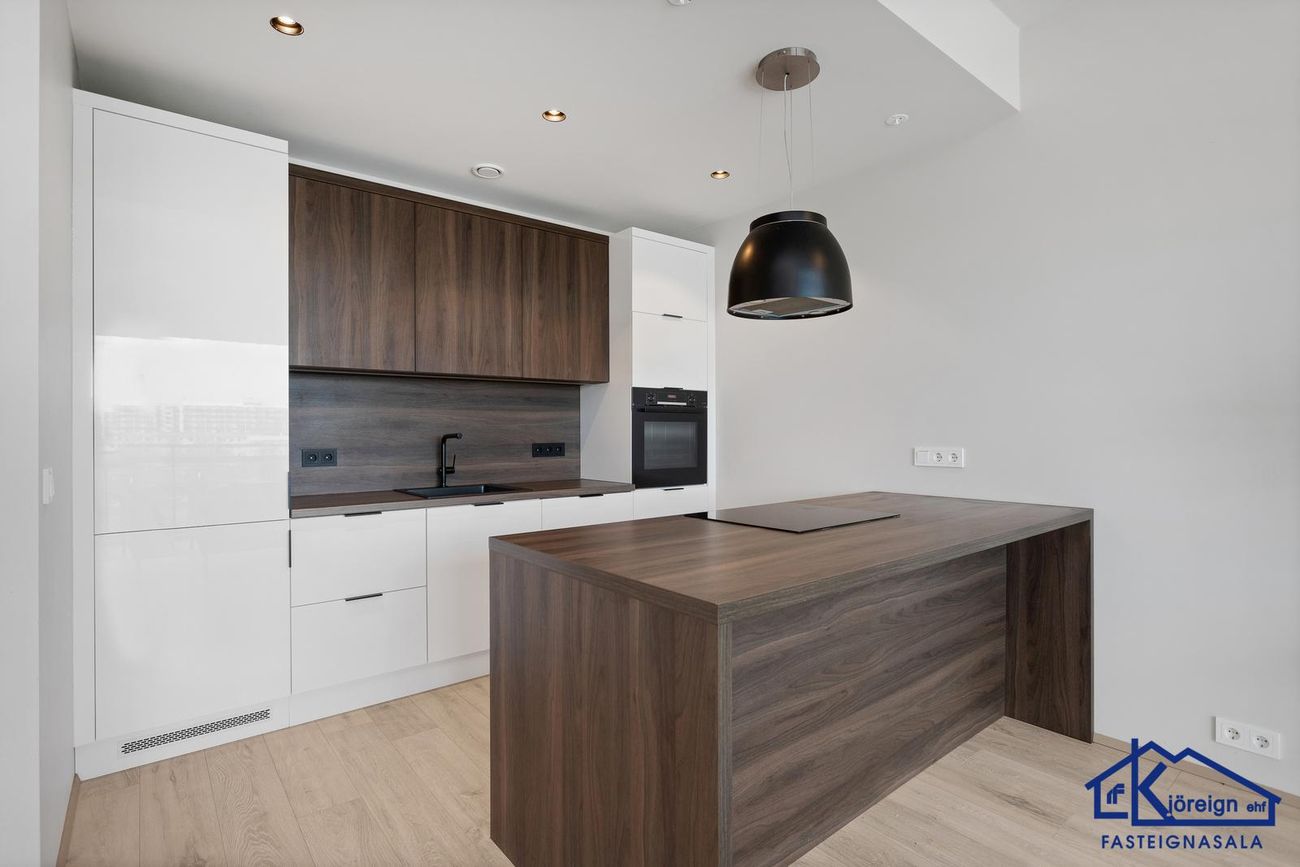 Grensásvegur 1E, 108 Reykjavík