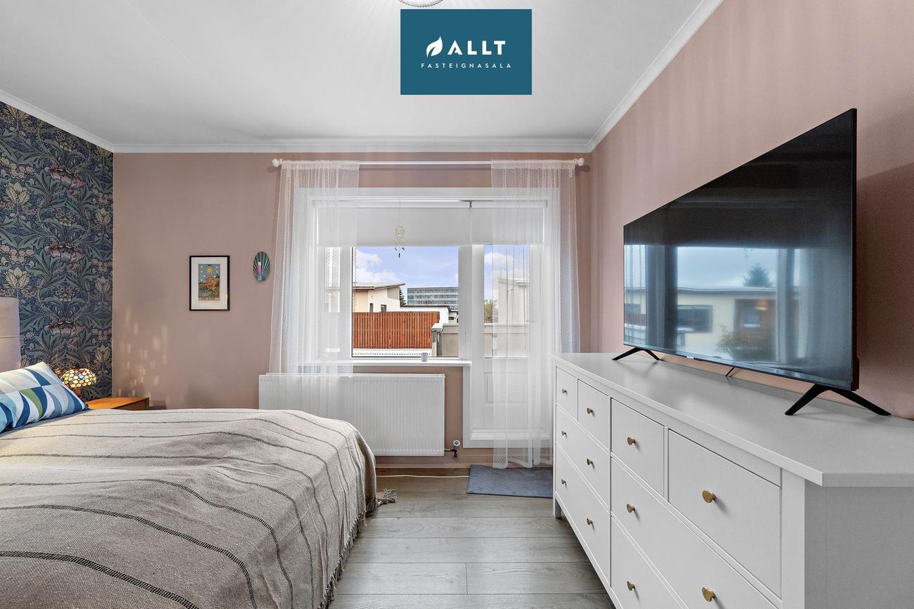 Hólabraut 11, 230 Reykjanesbær