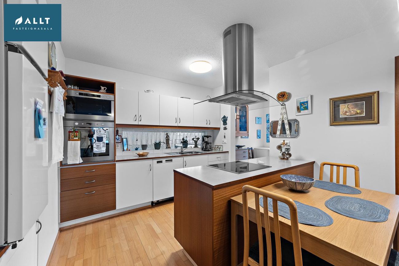 Vallarbraut 6, 260 Reykjanesbær