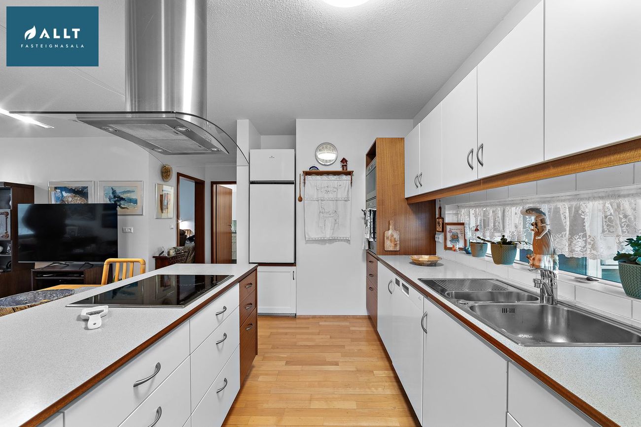 Vallarbraut 6, 260 Reykjanesbær