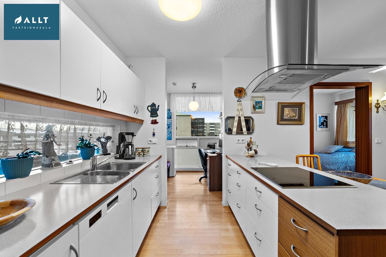 Vallarbraut 6, 260 Reykjanesbær
