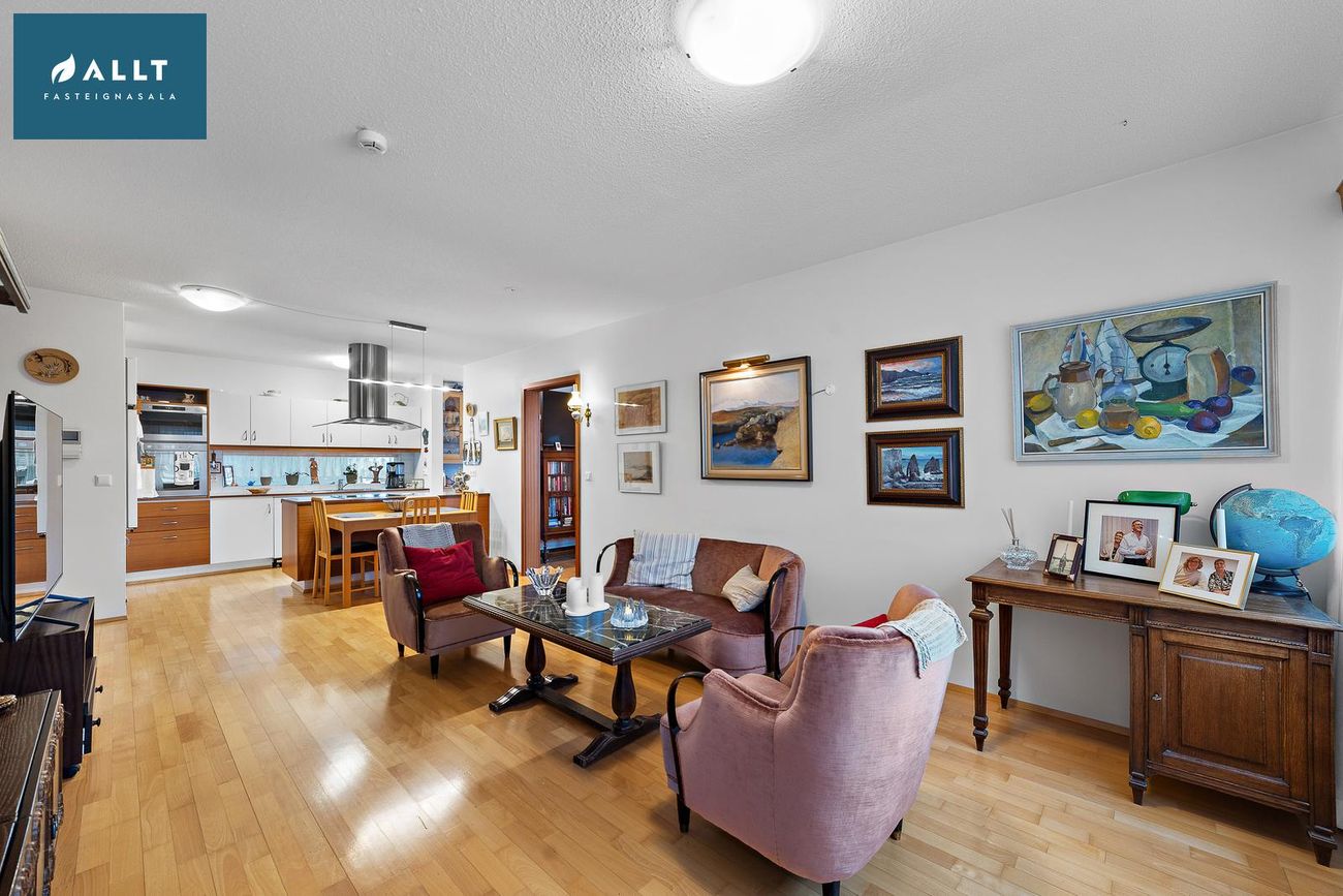 Vallarbraut 6, 260 Reykjanesbær