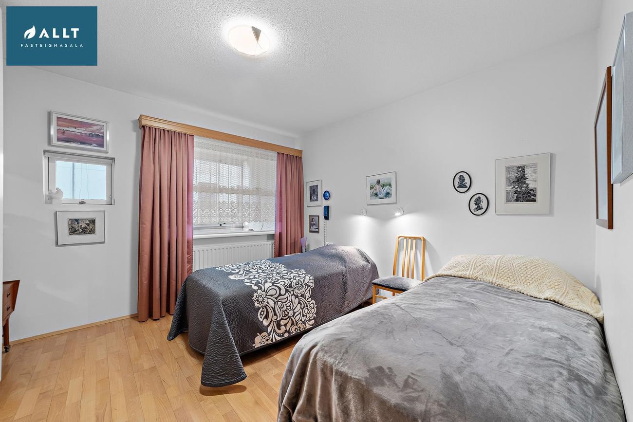 Vallarbraut 6, 260 Reykjanesbær