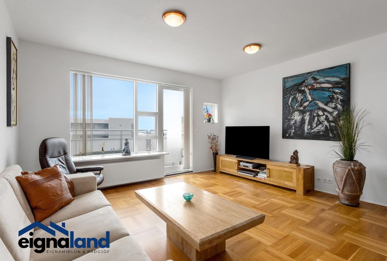 Kristnibraut 79, 113 Reykjavík