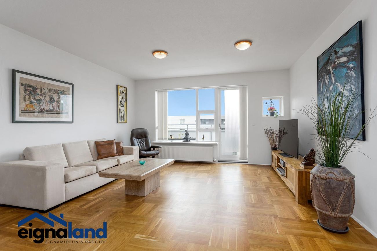 Kristnibraut 79, 113 Reykjavík