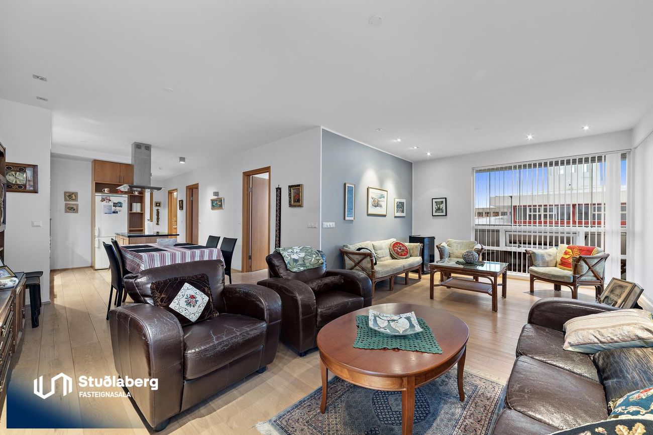 Pósthússtræti 3 - 0201, 230 Reykjanesbær