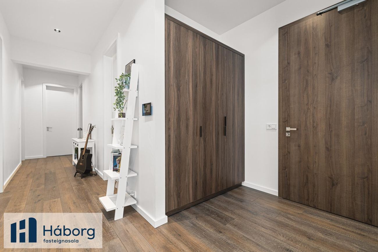 Grensásvegur 1D, 108 Reykjavík