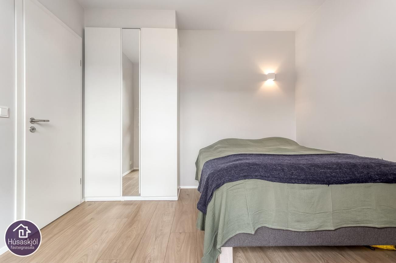 Fálkahlíð 3, 102 Reykjavík