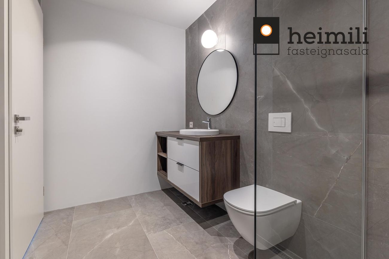 Grensásvegur 1B, 108 Reykjavík