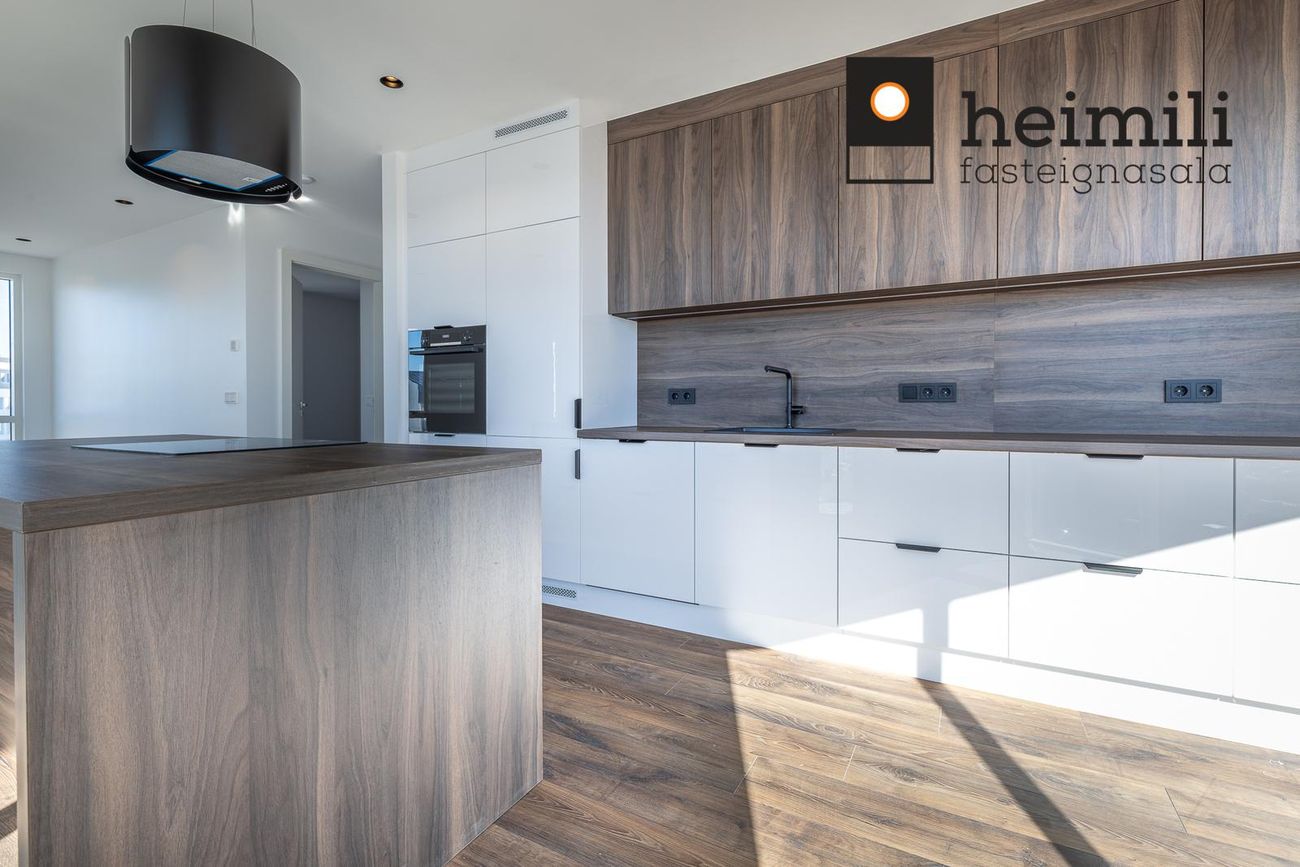 Grensásvegur 1B, 108 Reykjavík