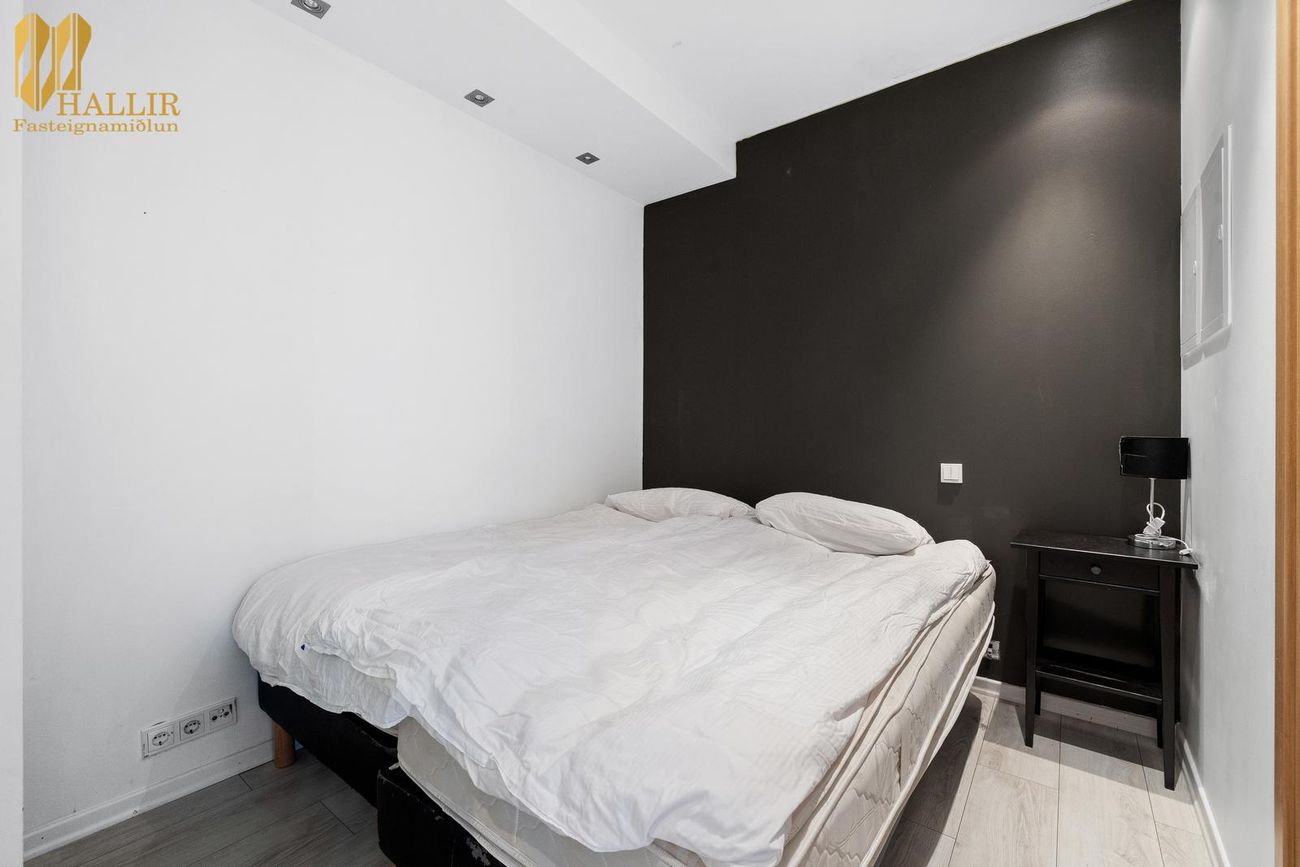 Laugavegur 103, 105 Reykjavík