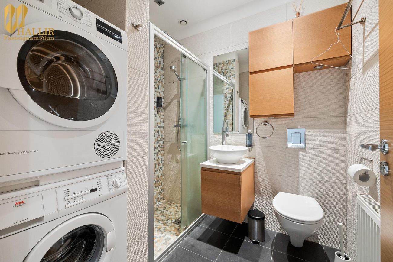 Laugavegur 103, 105 Reykjavík