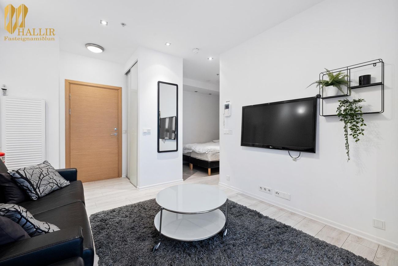 Laugavegur 103, 105 Reykjavík