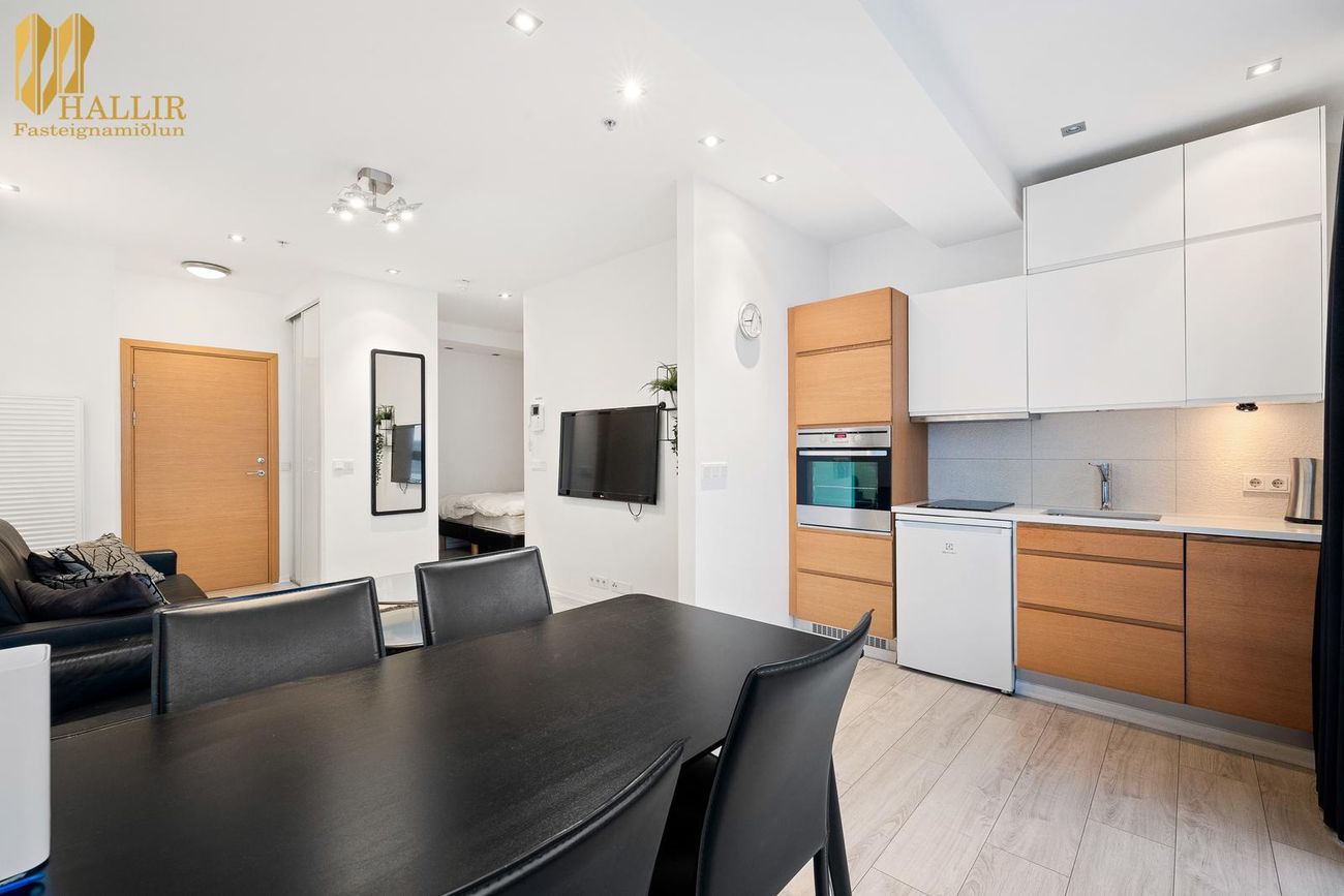 Laugavegur 103, 105 Reykjavík