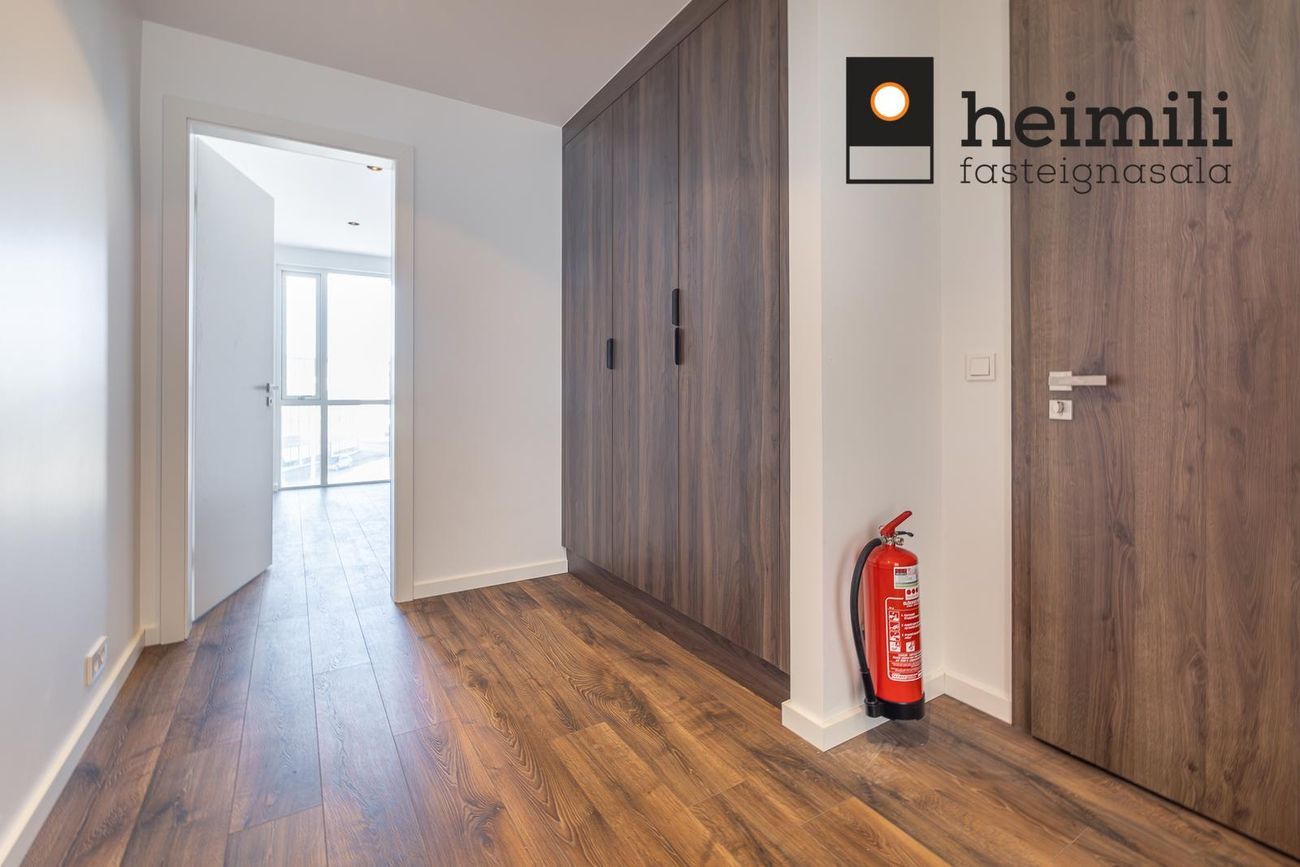 Grensásvegur 1B, 108 Reykjavík