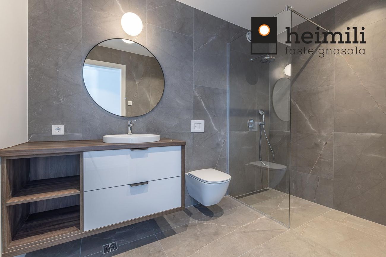 Grensásvegur 1B, 108 Reykjavík