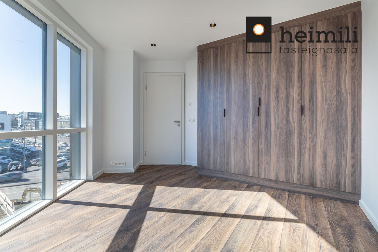 Grensásvegur 1B, 108 Reykjavík