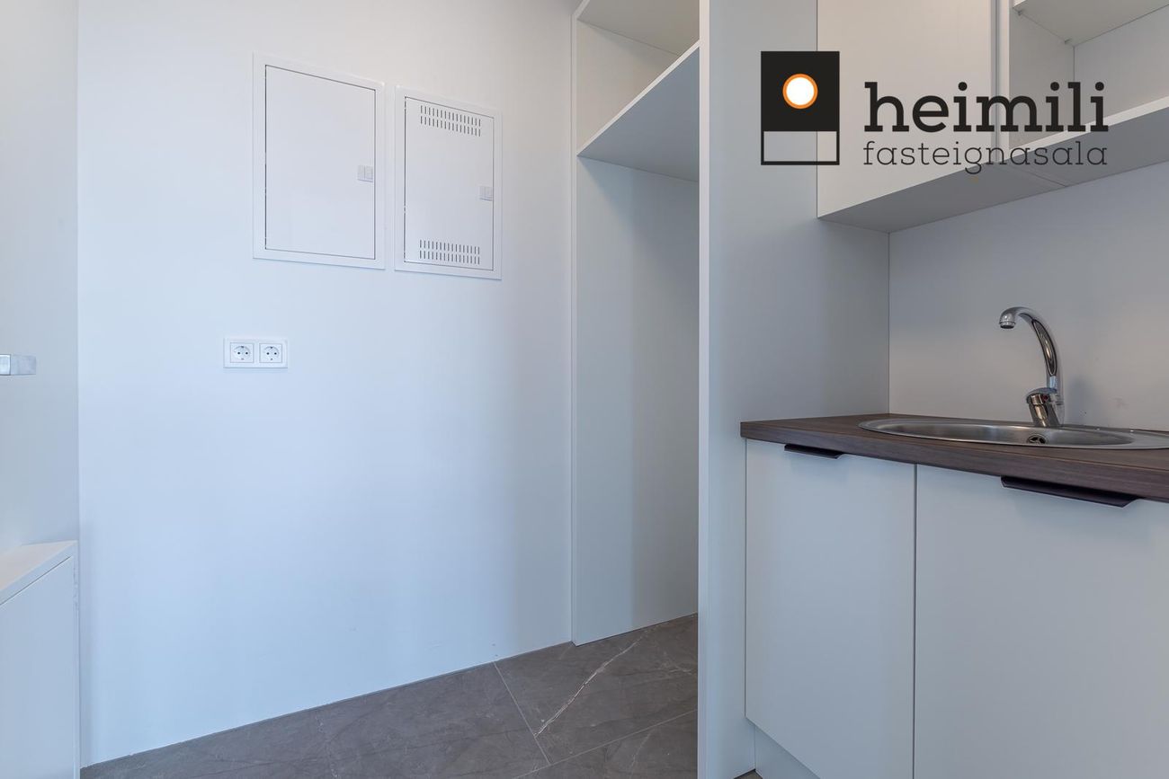 Grensásvegur 1B, 108 Reykjavík