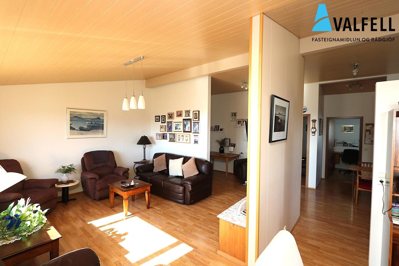 Ásfell 1 - 0201, 301 Hval