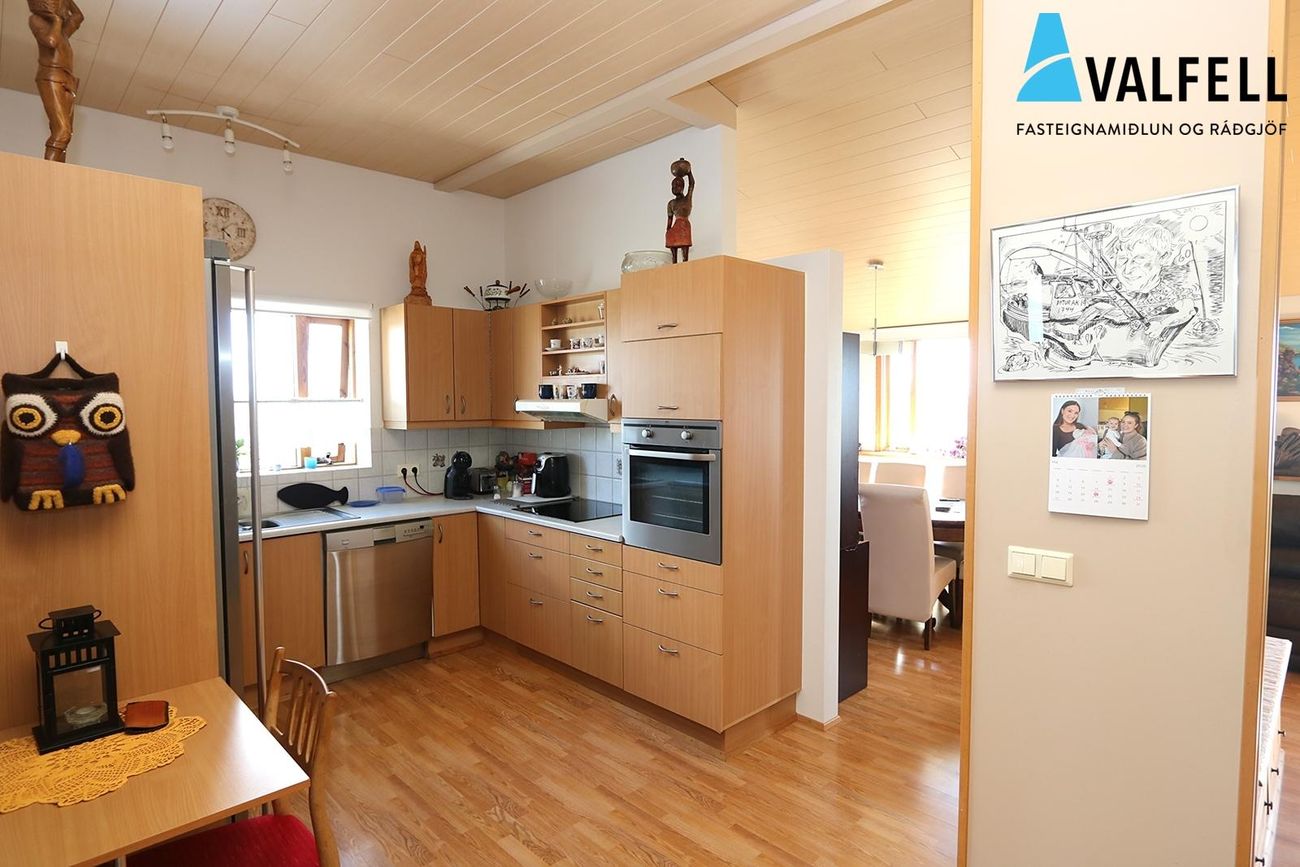 Ásfell 1 - 0201, 301 Hval