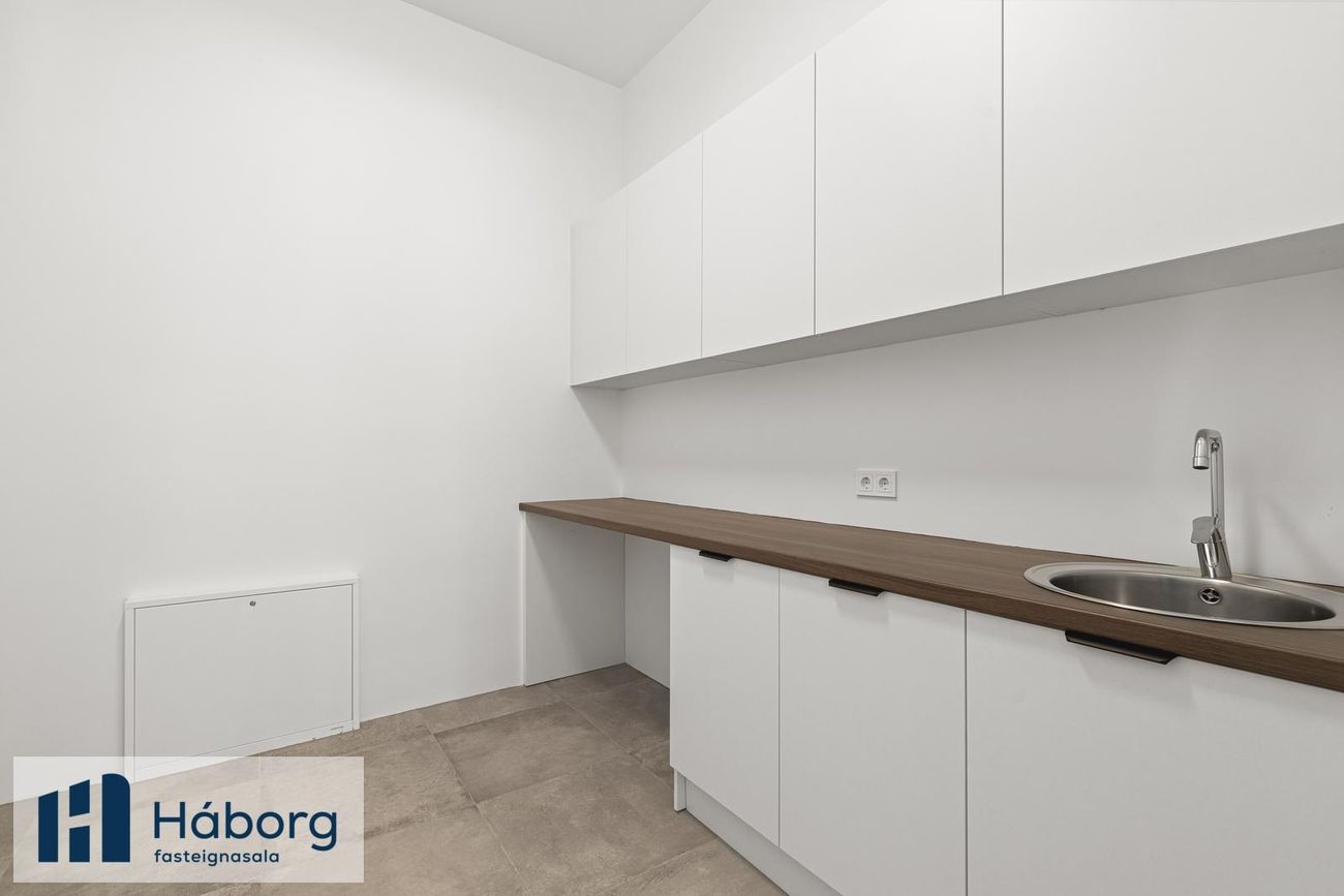 Grensásvegur 1A, 108 Reykjavík