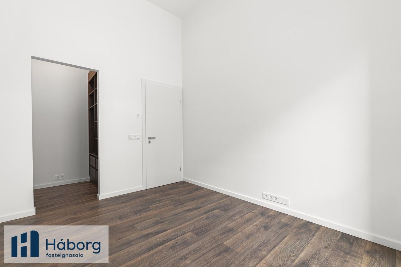 Grensásvegur 1A, 108 Reykjavík