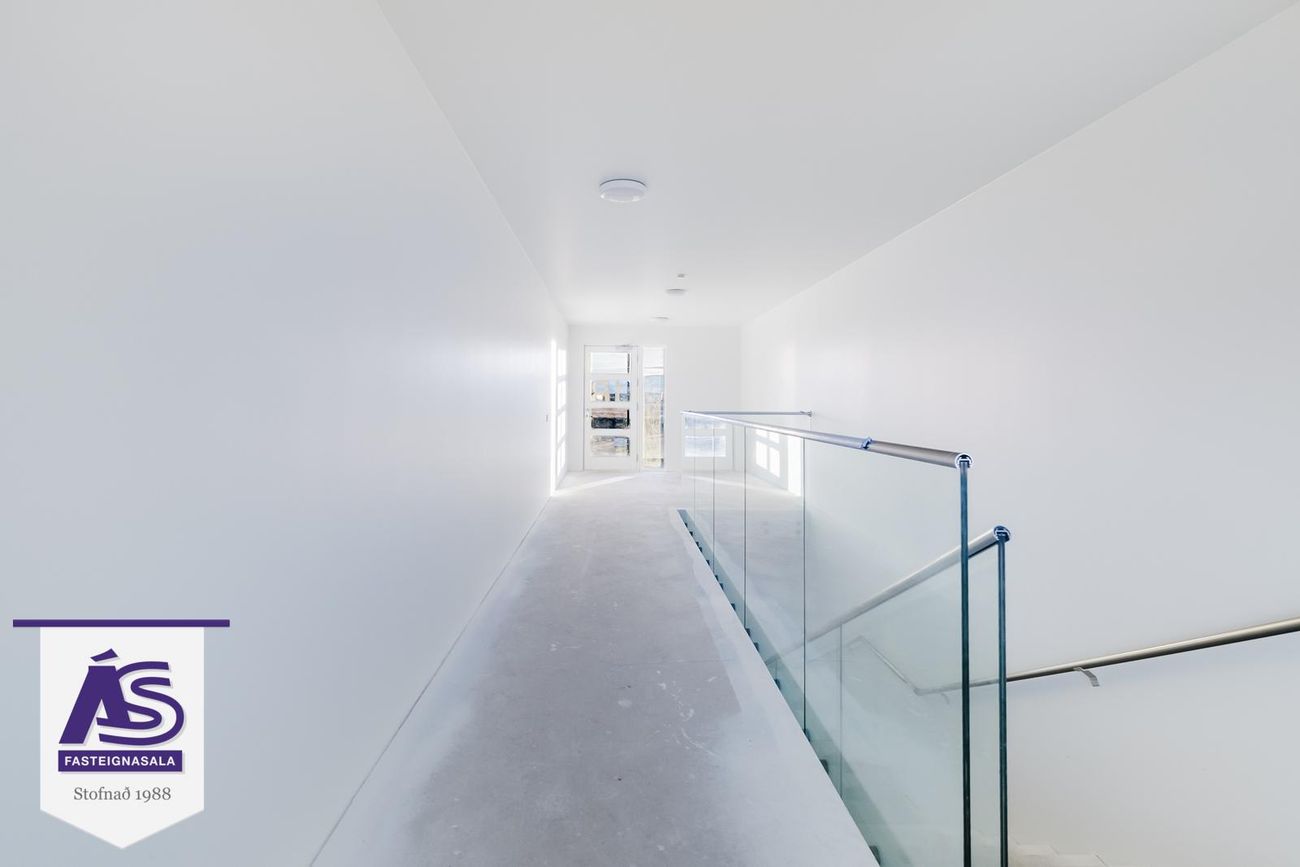 Ásvellir 1B - 0103, 301 Hval